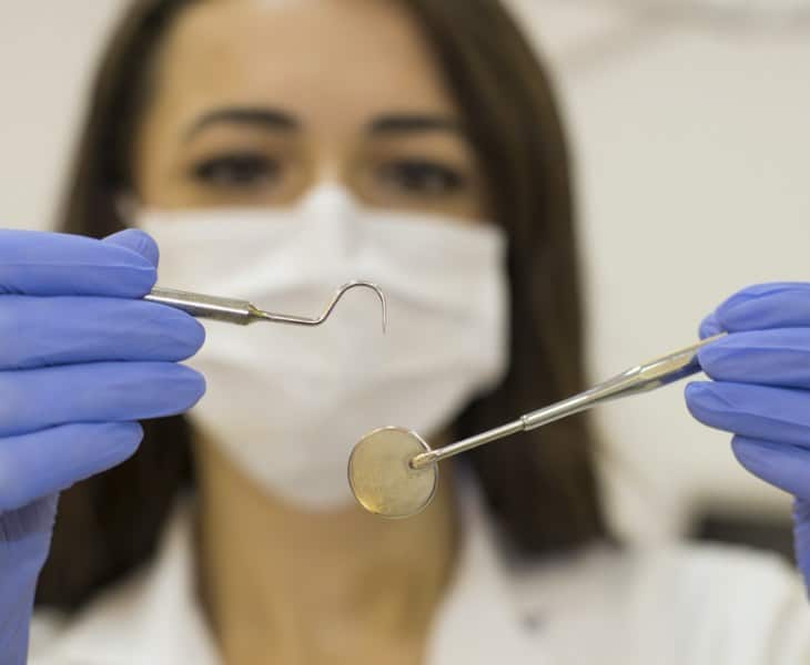 Implanty dentystyczne : Prawda i mity o tej popularnej technologii