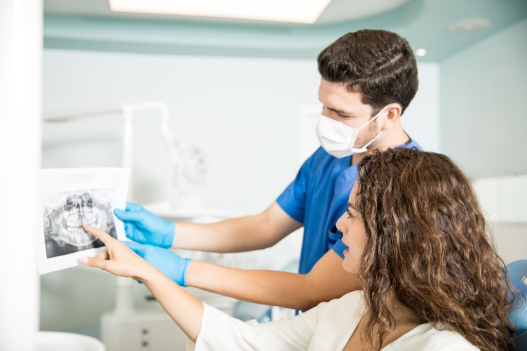 dentysta rozmawia z pacjentka Chirurgia stomatologiczna Katowice