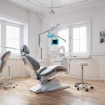 Odbudowa ukruszonego zęba przedniego – bonding czy licówka?